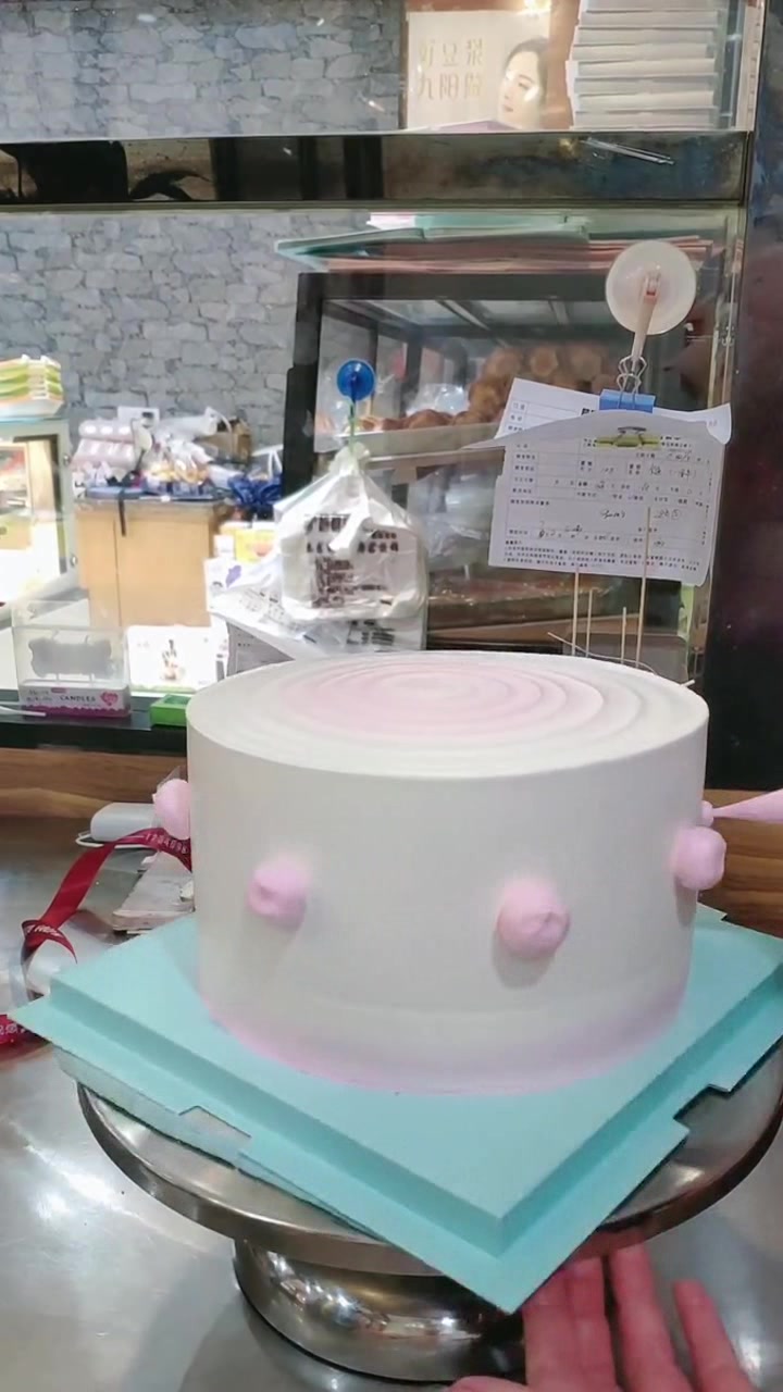 一个简单的粉色珍珠生日蛋糕,送给心仪女孩,不知她会不会喜欢?