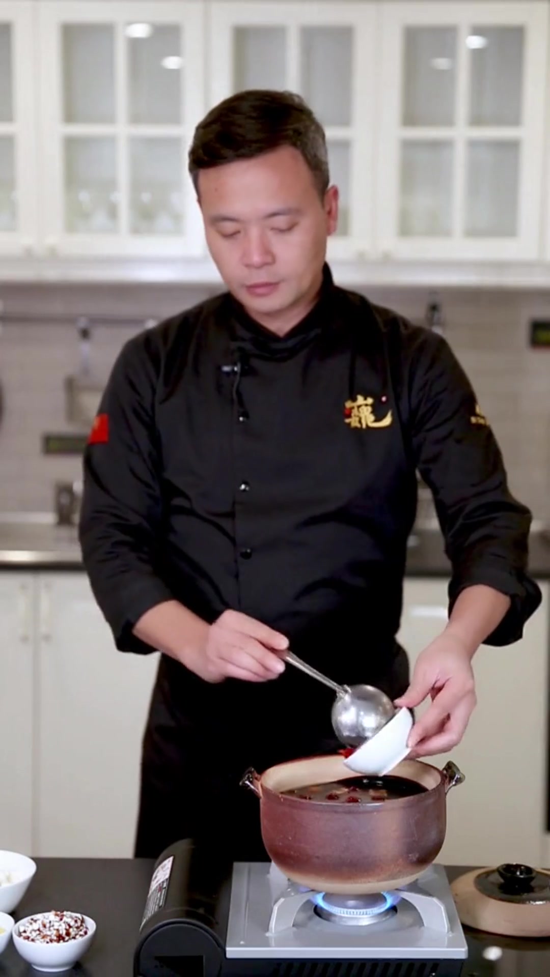 大家家里还有大米吧那就来碗清热解毒的芡实薏米粥吧