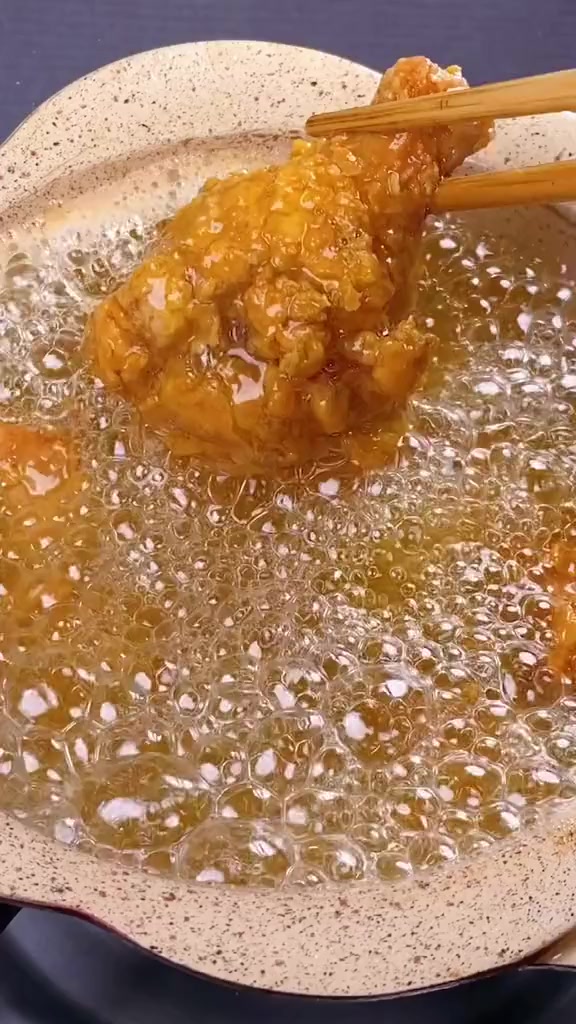 外酥里嫩的香酥炸鸡腿,三步即成,不信你学不会