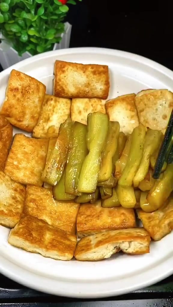 当初就是用这么一锅大豆腐征服了丈母娘~豆腐煲这样做