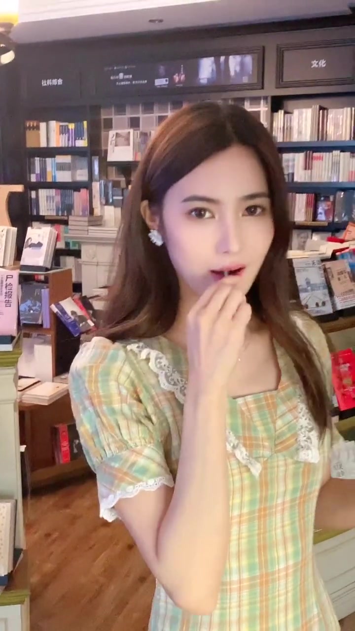 喜欢吃棒棒糖的女生,是不是都这样可爱!