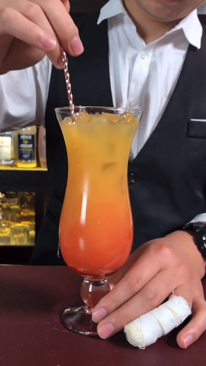 经典鸡尾酒“龙舌兰日出”,和它的名字太相符了