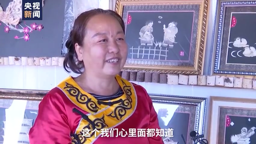 【鱼皮画非遗继承人免费教村民作画】用鱼皮作画,是赫哲族独有的传统手工艺。在黑龙江同江市街津
