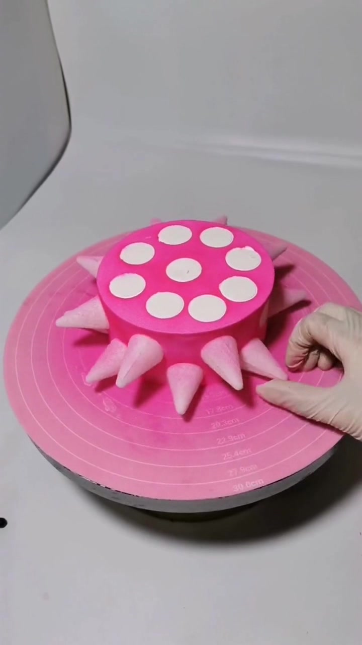 粉色HelloKitty迷你小蛋糕,师傅往上堆满圆锥体时,别说还怪特别