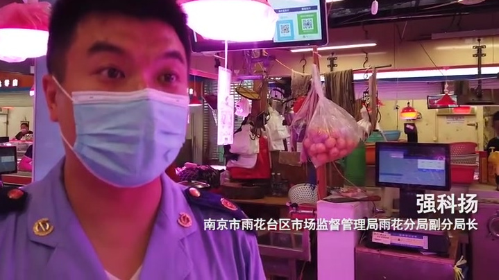 【卖猪肉也要开“美颜灯”?市场监管局执法人员建议调成正常色光】“在菜场,明明看到是鲜嫩红润