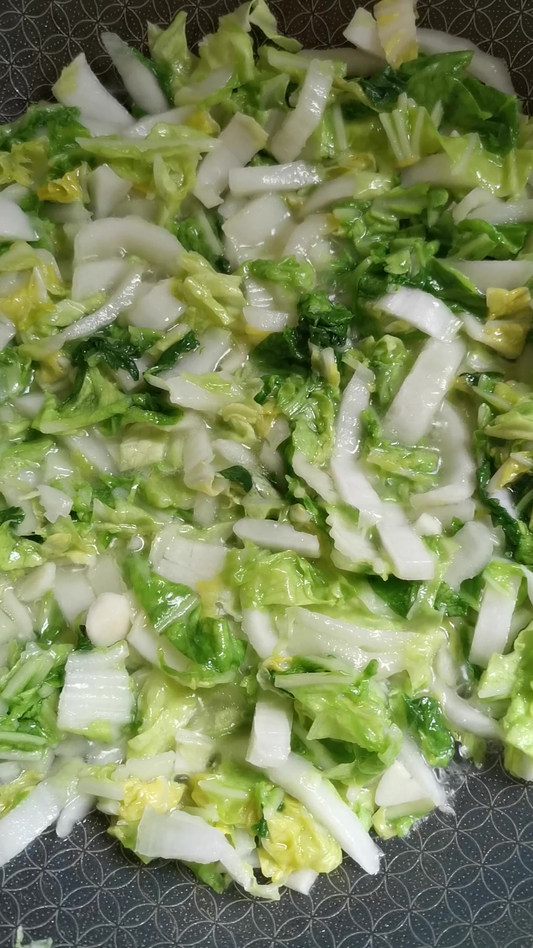 水白菜加上喜欢的蒜子一起炒,好吃有味