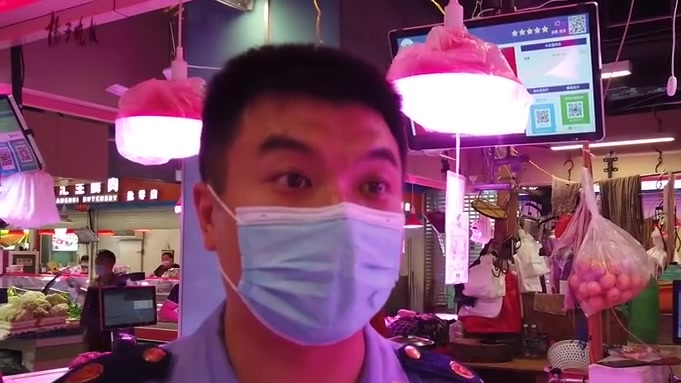 【菜市场鲜嫩红润的肉买回家就不好看了?原来是开了猪肉美颜灯】“在菜场,明明看到是鲜嫩红润的