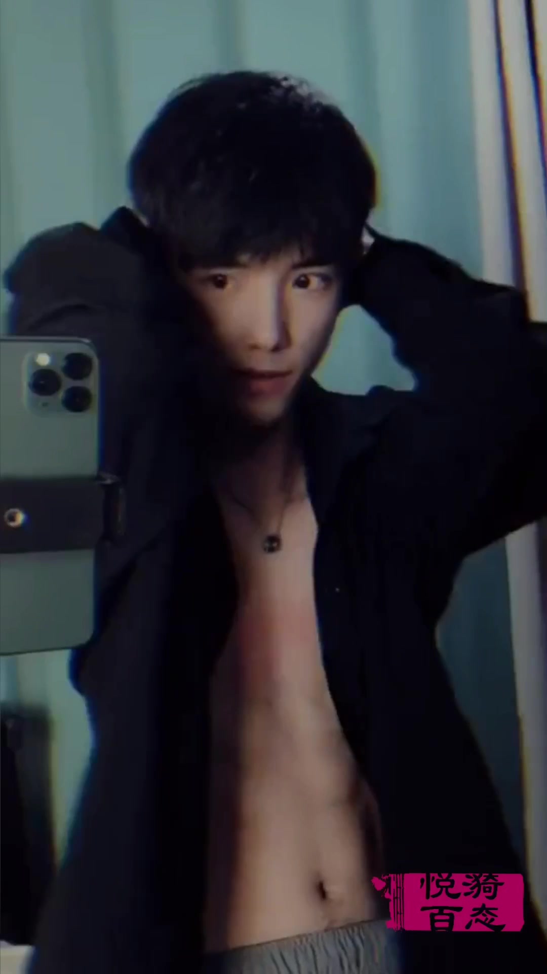 眼镜乖乖男一个抱头,亮出衣服下面藏着的刀刻般的腹肌和鲨鱼肌