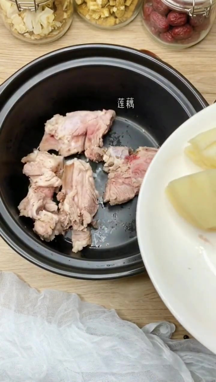 别人问我家宝宝怎么营养那么好,那是因为我们多喝莲藕黑豆骨头汤