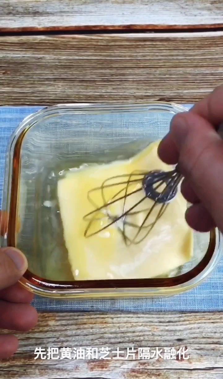 晒晒周末在家我和女儿一起做蛋糕!奶香味十足,口感超细腻