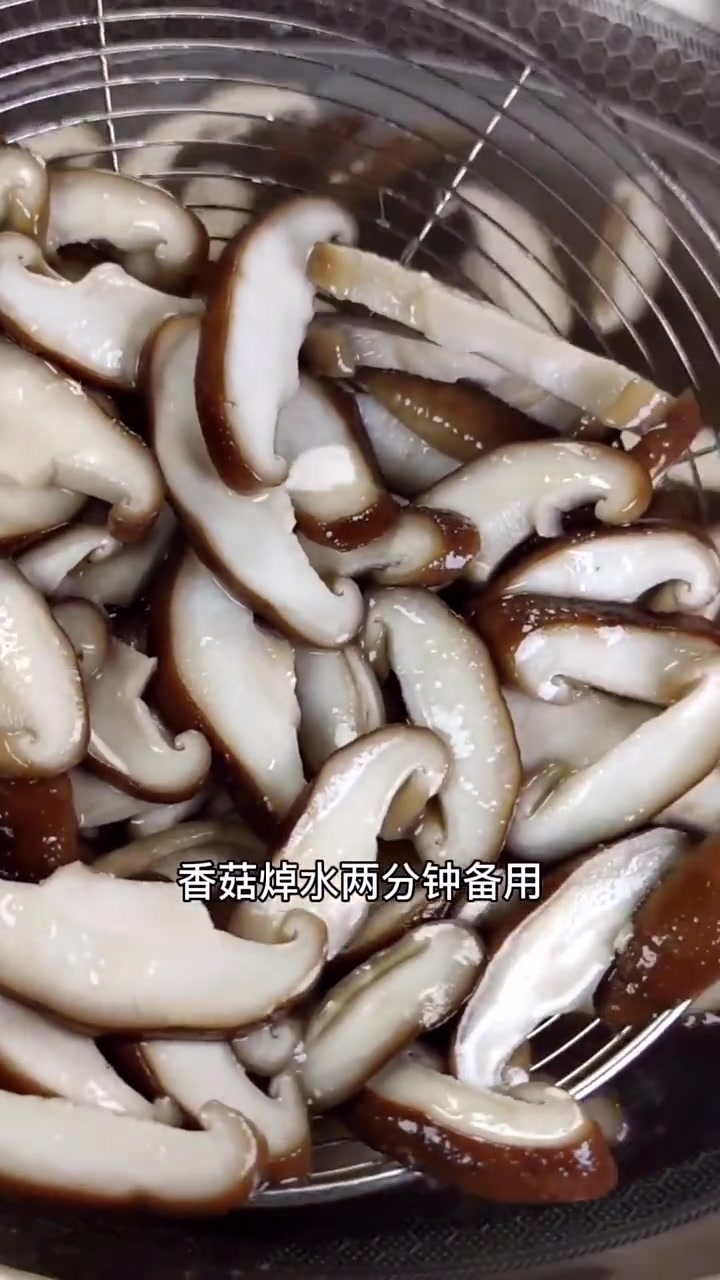 西葫芦烧香菇,这样做谁到你家吃饭都说你是大厨,不信来看看