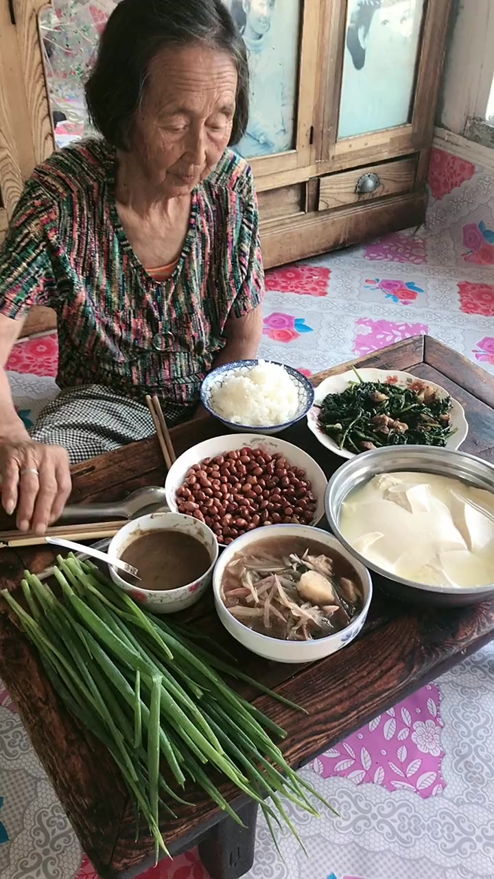 见识一下,农村婆婆吃的饭,上桌一看,这饭菜也太寒酸了吧!