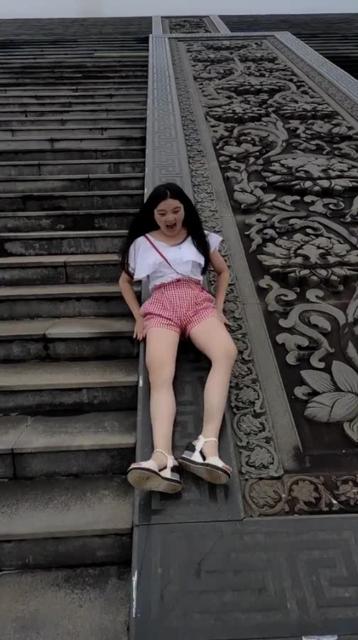 闺蜜像个娃娃一样,这么大人了还玩滑梯,真丢人啊!