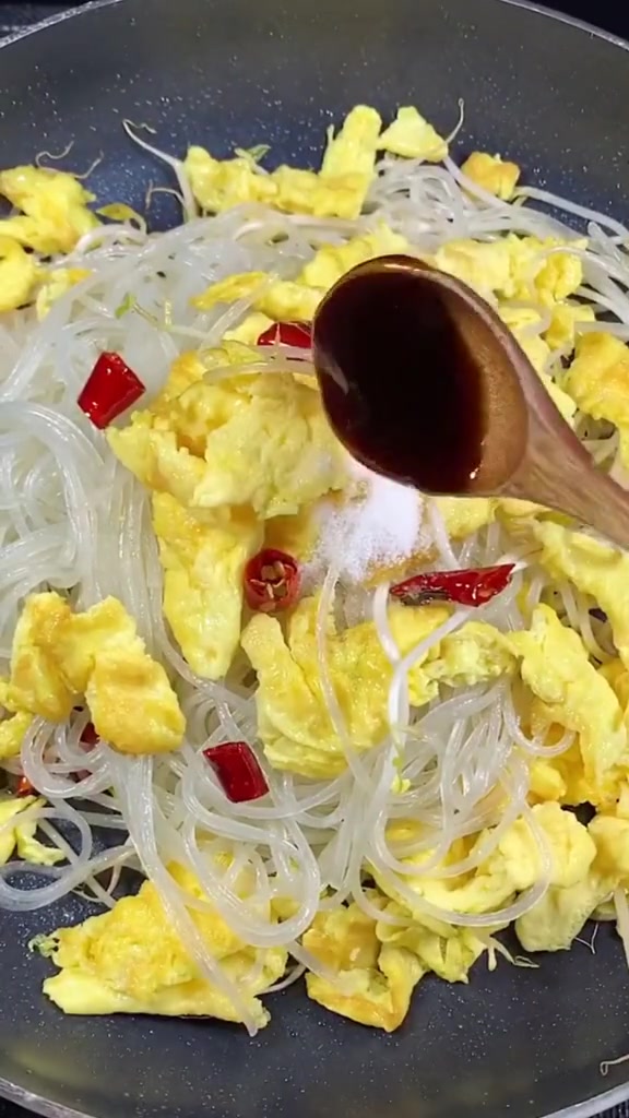 一个人不想吃饭,试试这个豆芽炒粉条吧,清淡美味