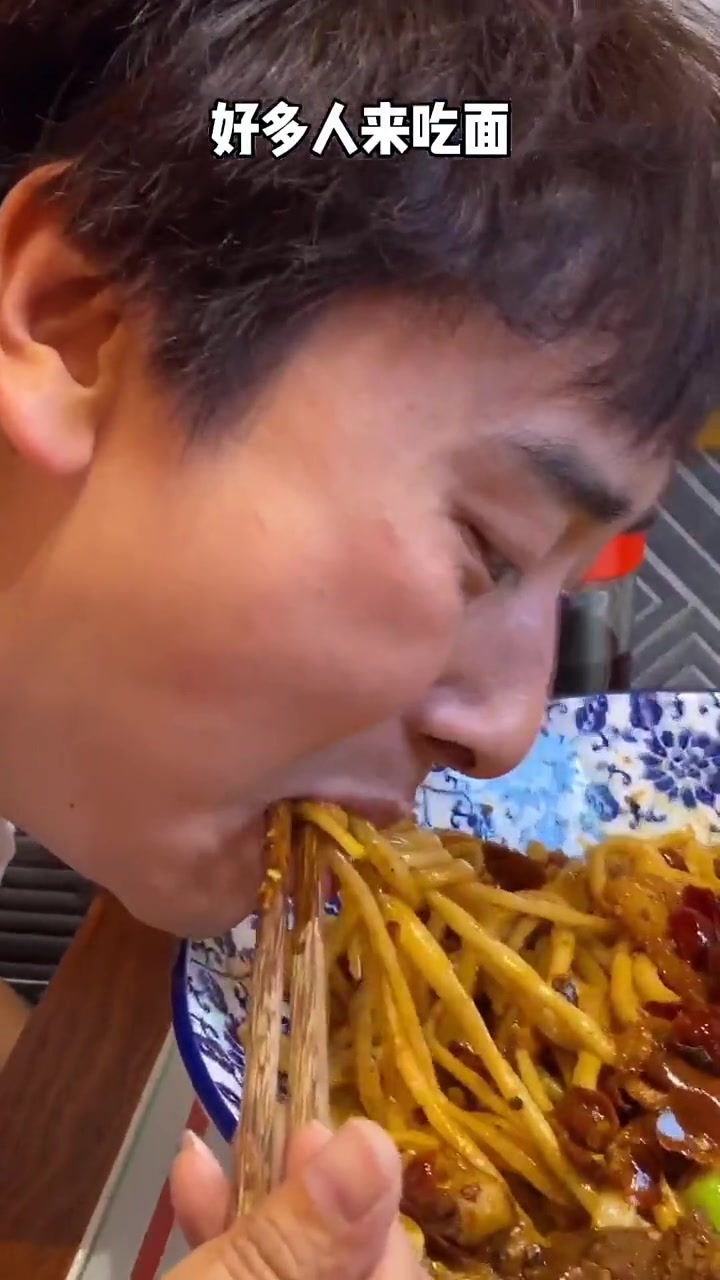 一碗能让西北汉子俯首称臣的爆辣牛肉面,你敢尝试吗?