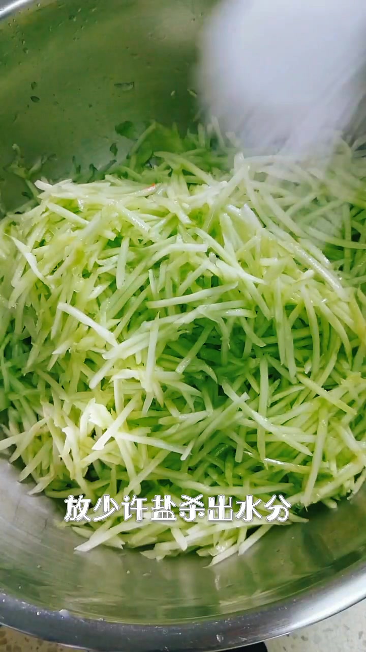 老黄瓜和羊肉搭配在一起做好吃的!