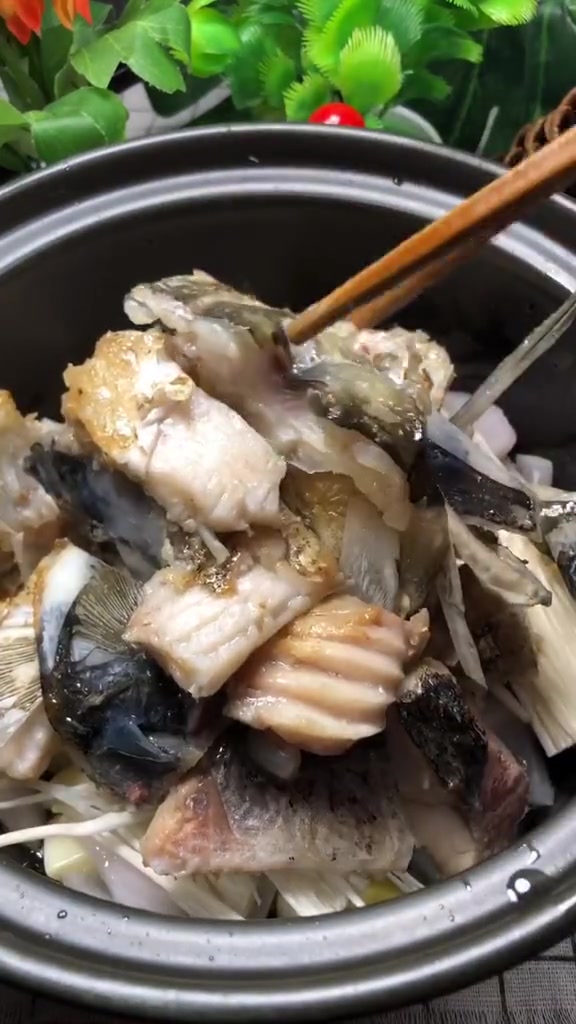 这样做出来的砂锅咖喱鱼头,肉嫩味美汤汁浓郁,既简单又好吃!
