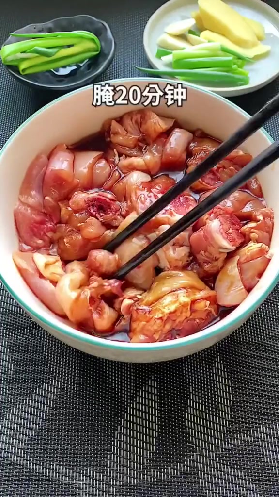 黄焖鸡怎么做才好吃呢,很多人第一步就做错了