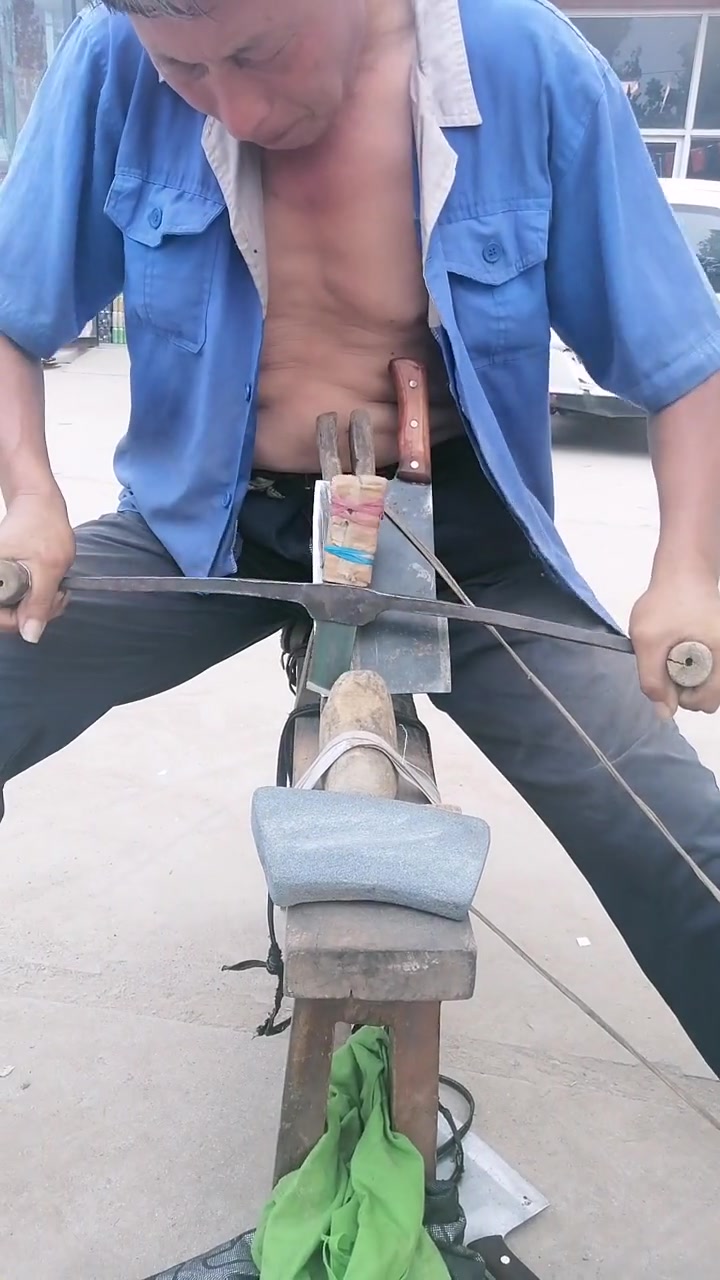 即将失传的老手艺,看到磨剪子锵菜刀的画面太怀念了,高手在民间