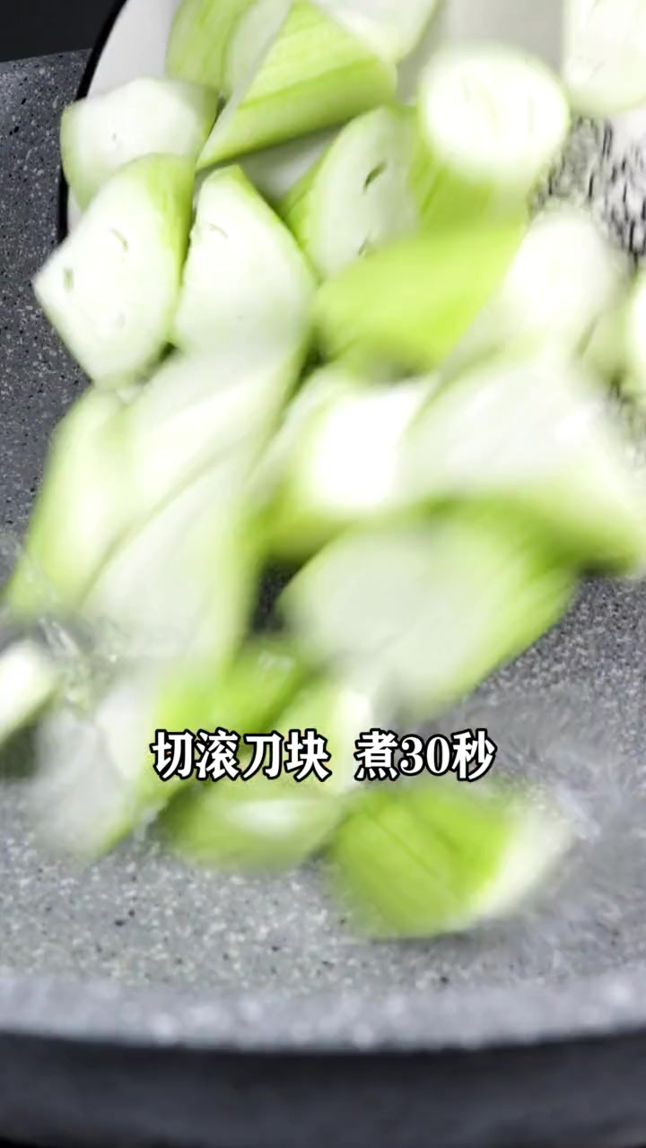家常菜蒜蓉丝瓜这么做。青翠碧绿又入味,非常的好吃
