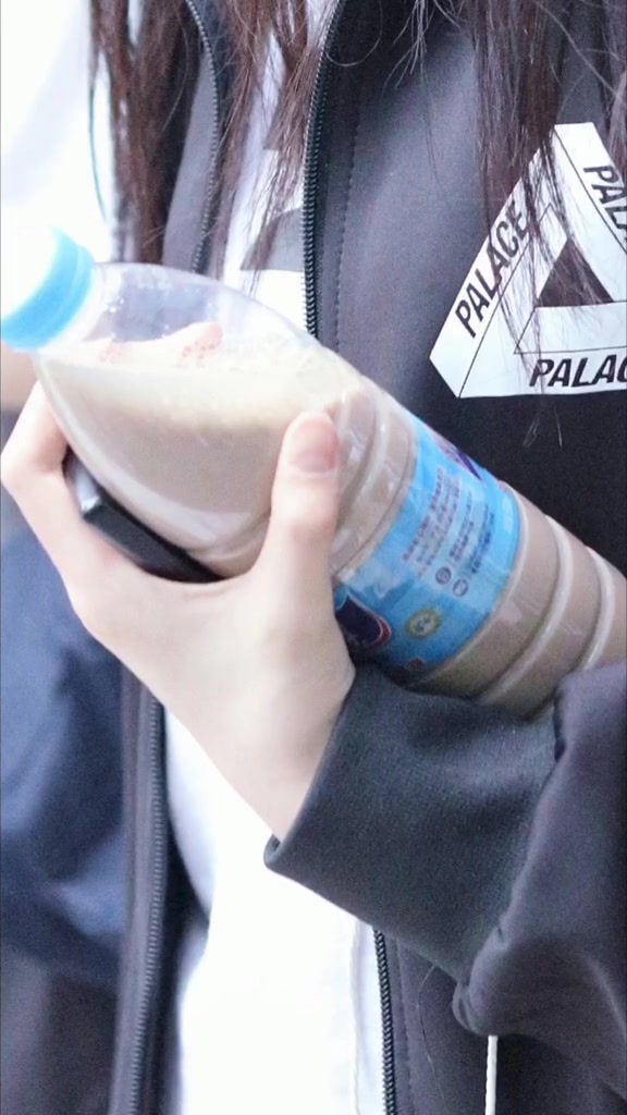 徐艺洋,你是想笑死我吗?拿矿泉水瓶装奶茶,哈哈哈!