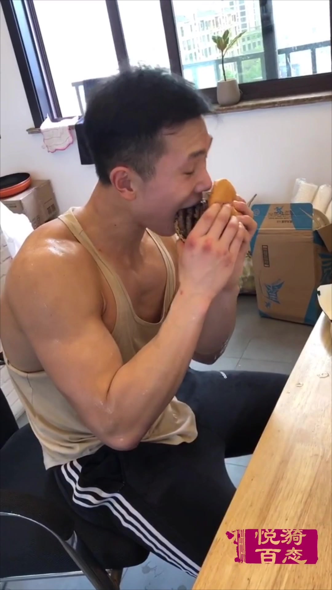 肌肉型男在吃汉堡包,一个汉堡里夹了六块牛肉,难怪身材壮