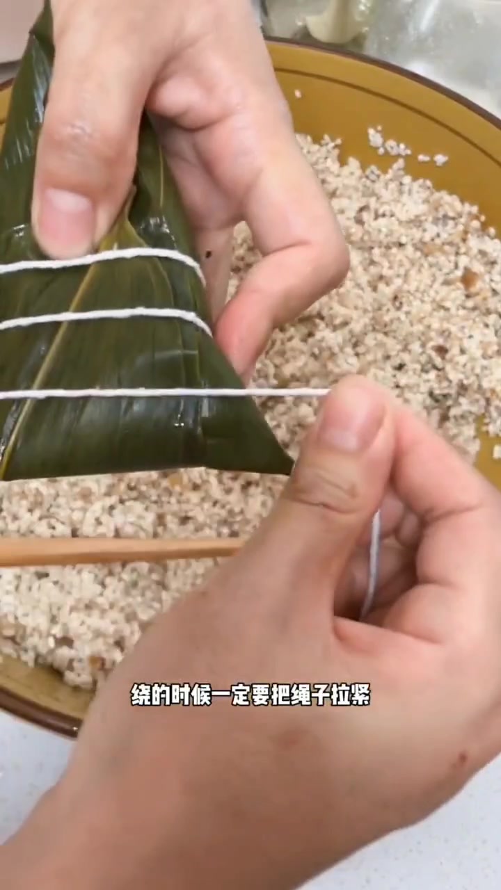 包卤肉粽子的详细包法,这么详细的包法一定不要错过呀!