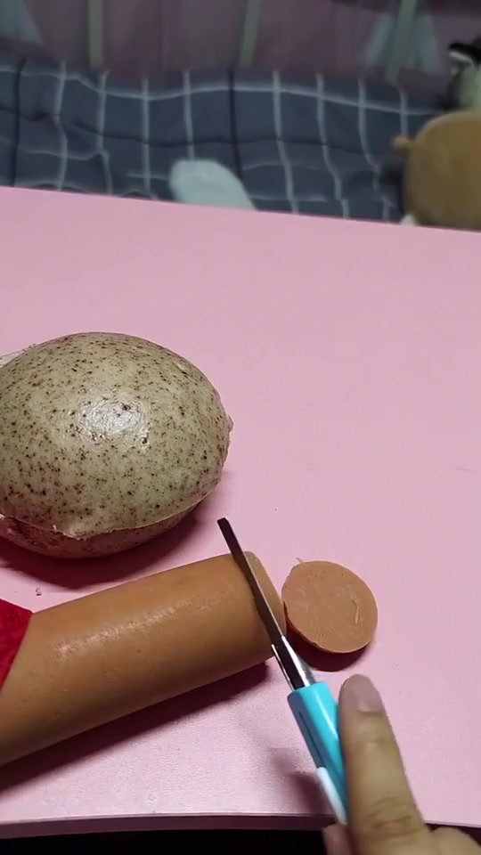 穷人家的孩子早当家,宵夜吃个室友的馒头,配上煎鸡蛋,很满足了