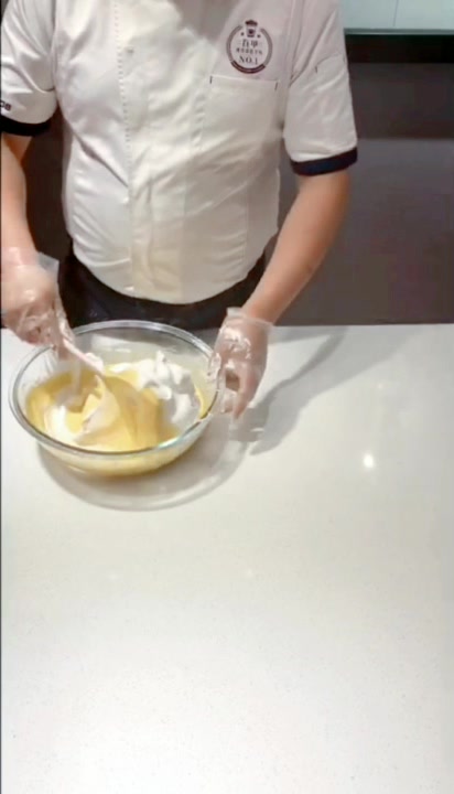 零失败无塌陷不回缩的戚风蛋糕详细做法