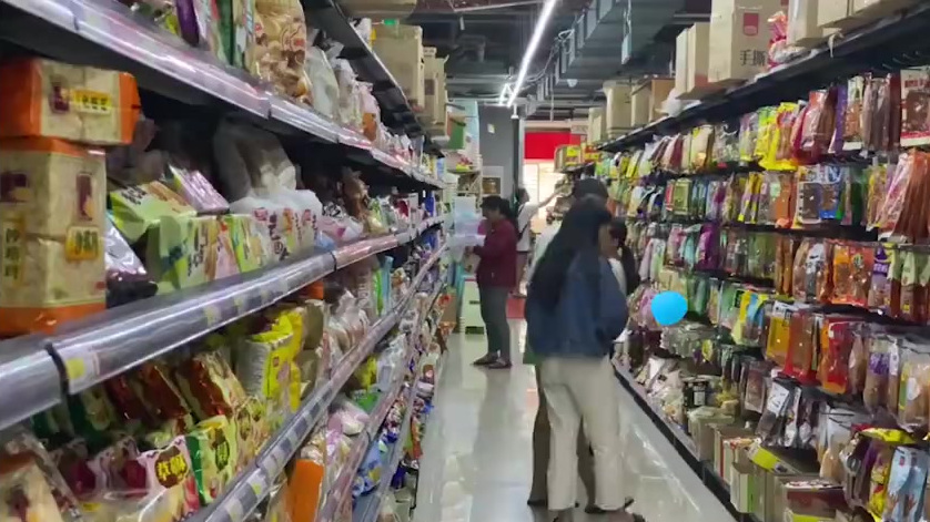 【失主抓小偷反赔6.6万,还被控非法拘禁,惯偷叫嚣:送我去派出所也不怕】昆明一小超市内,一