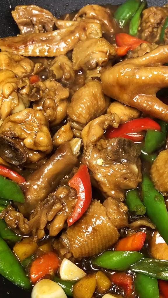 鸡子别再炖着吃,试试做个青椒炒鸡,一锅不够吃