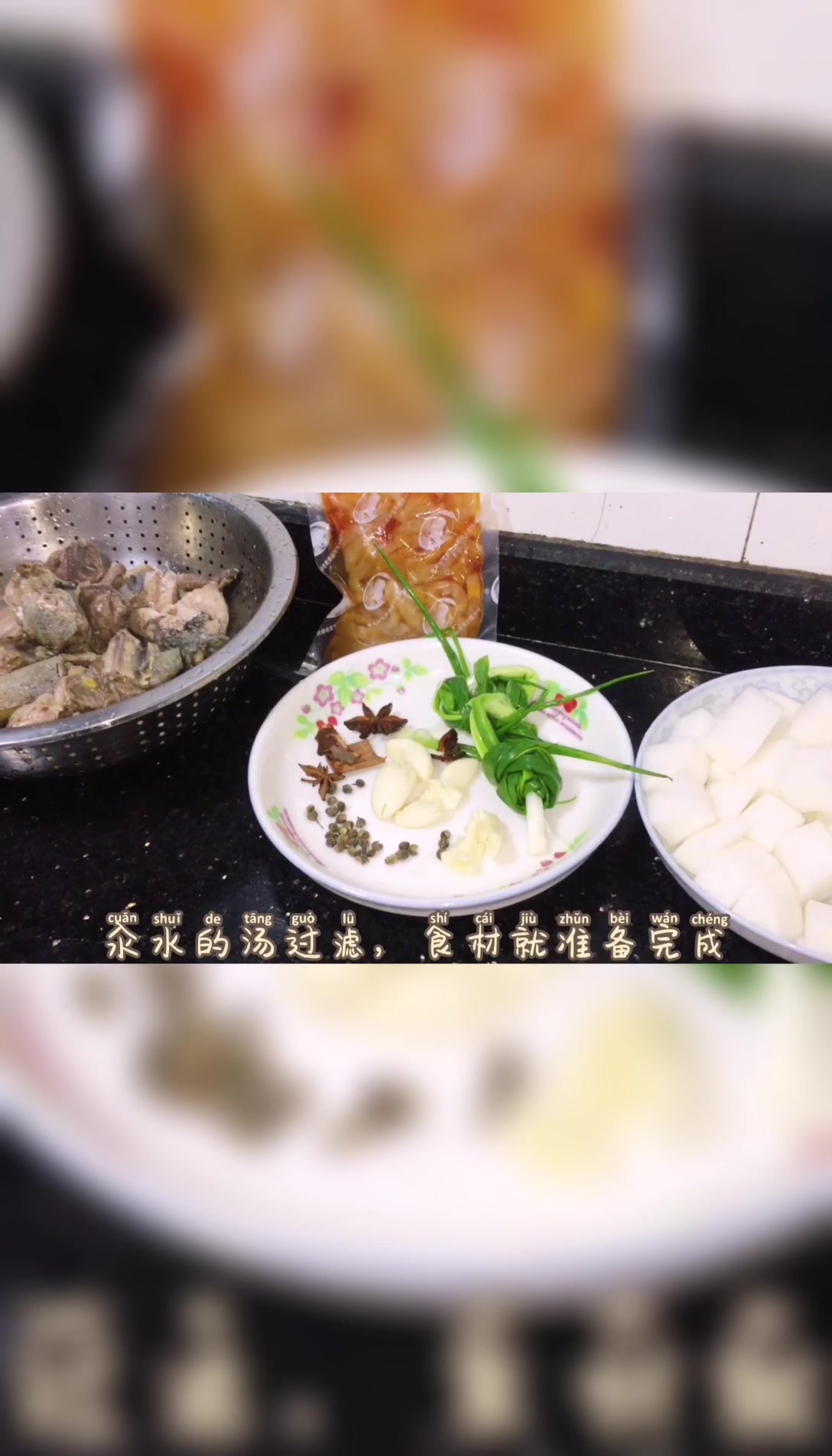 很多美食都在意外中产生,用炖老鸭汤的方法做了一道酸萝卜鸡汤
