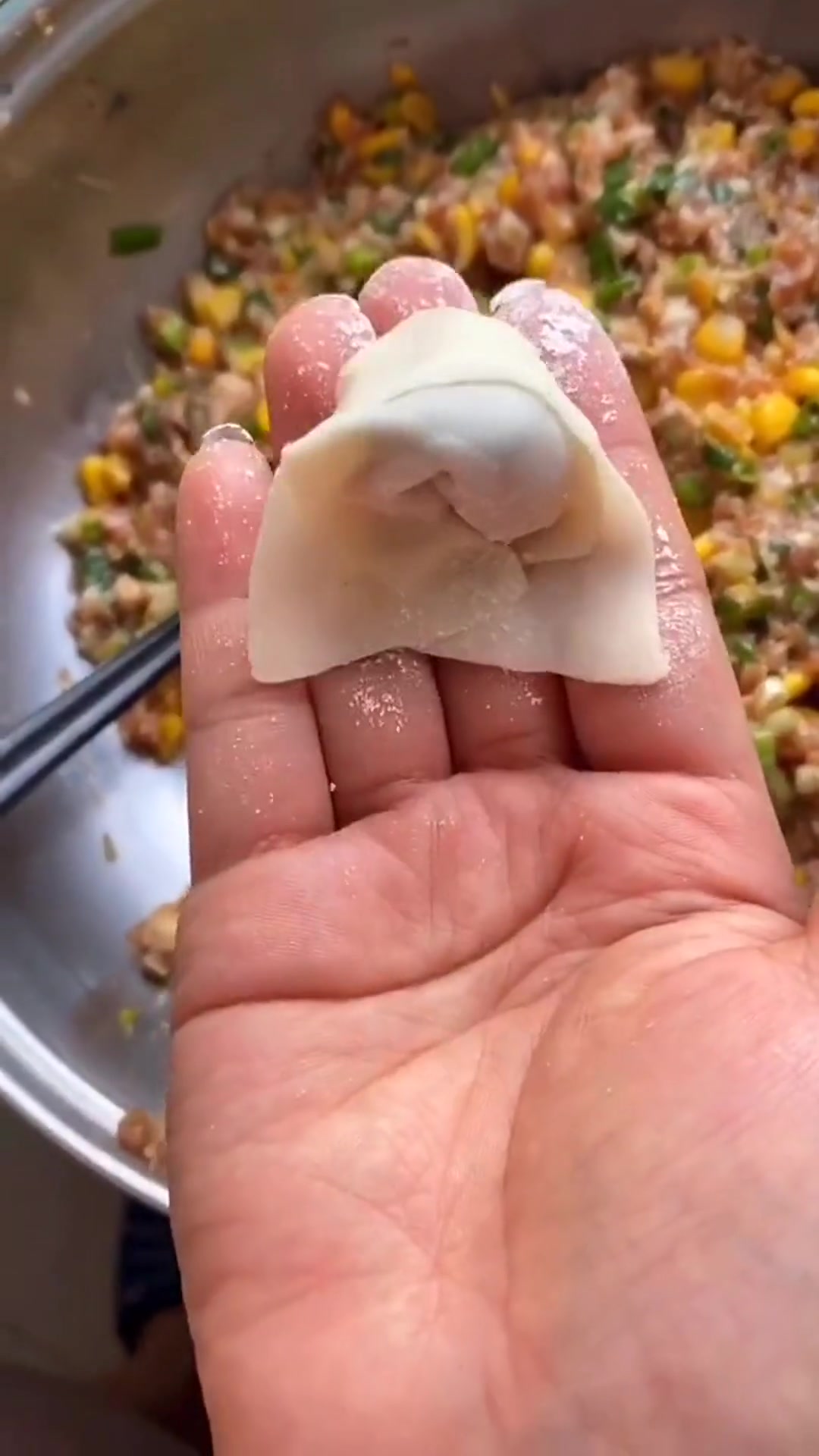 今天吃馄饨,玉米鲜肉馅儿的