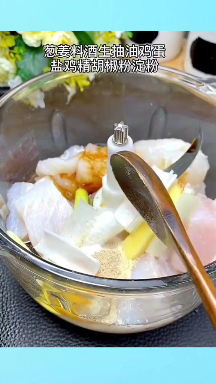 买点鱼肉做了好多鱼豆腐放冰箱里冻起来,每天做汤,炒菜都可以用