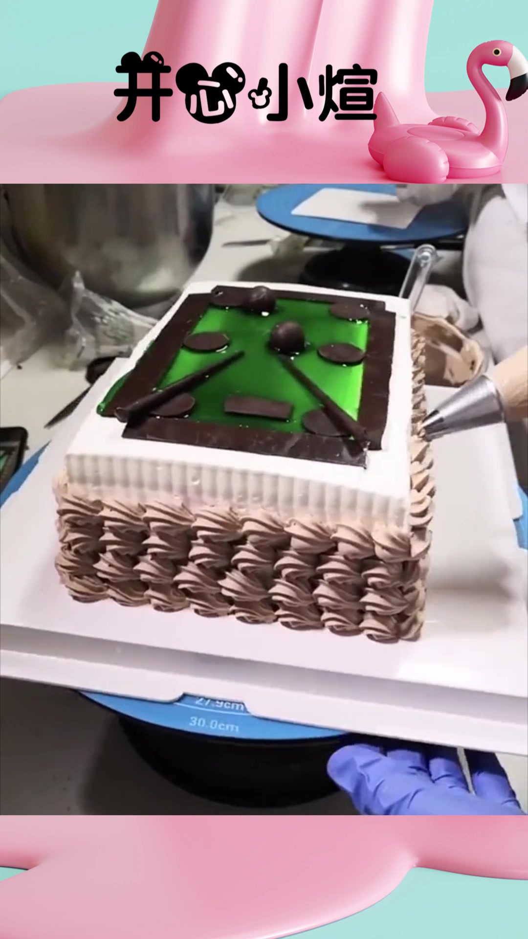 见识一下甜品师用蛋糕做成的台球,真是太可爱了,越看越喜欢!