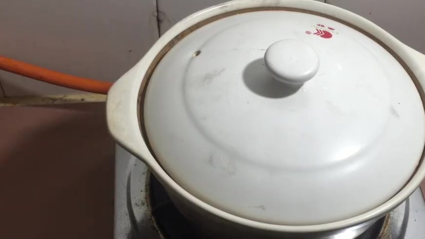 【1】不得不说 地斩头真的是鸡汤的最佳搭配 材料 :鸡肉  地斩头  水  盐 用量:大概