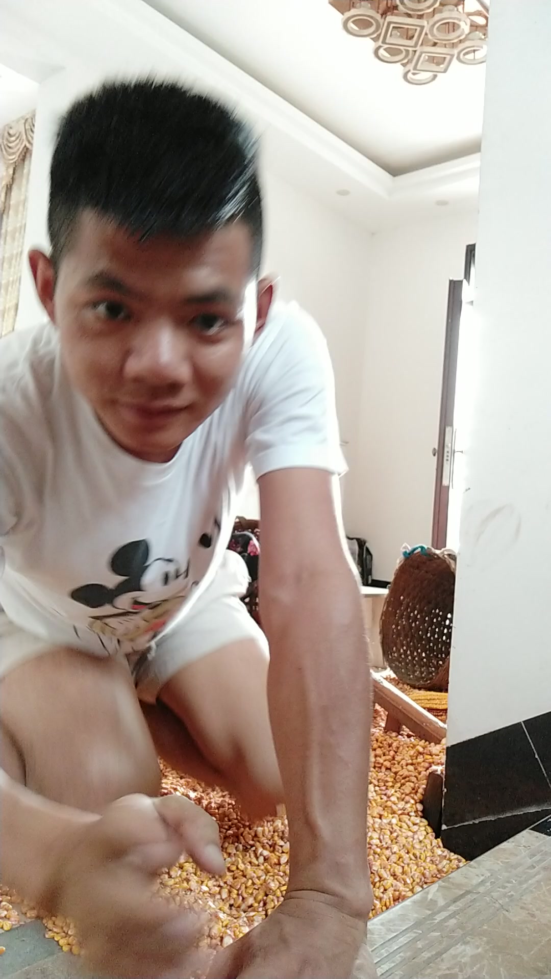 手工搓包谷是怎么东东,视频揭秘农民智慧,胶鞋底的秘密