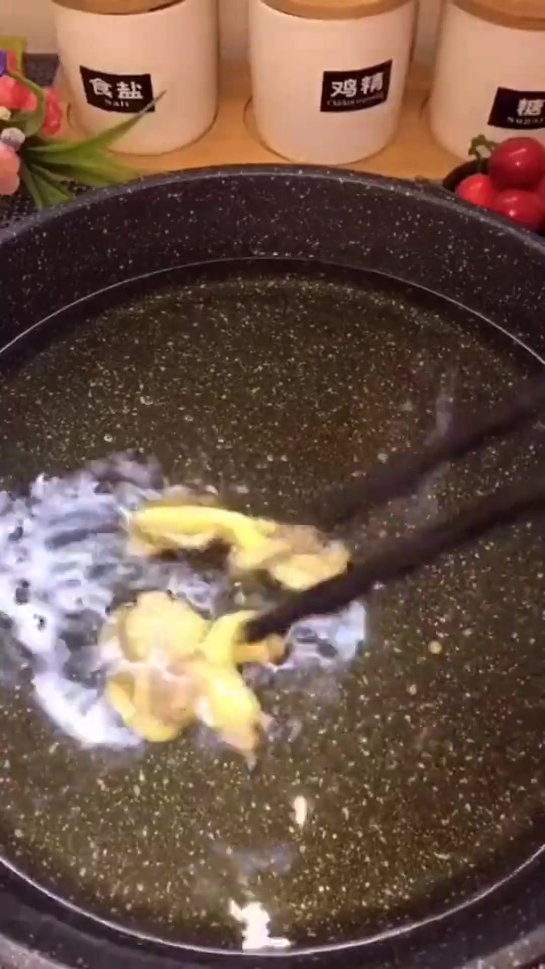 蘑菇别再炖着吃了,今天学个新吃法,咬上一口味道好极了