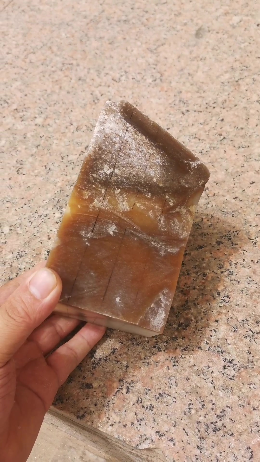 真是太豪横了,朋友竟然拿这块石头压咸菜坛子,真是暴殄天物啊