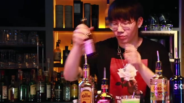 刘某自创鸡尾酒“孤独者的通病”已上线MANDRILL-北京,届时7.17晚9点我会去店里为