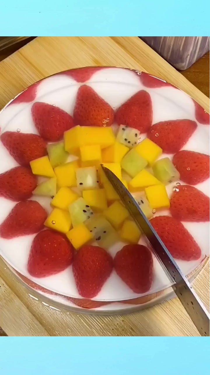 老公想吃蛋糕又怕胖,机智的我今天做了一个真正的水果蛋糕～