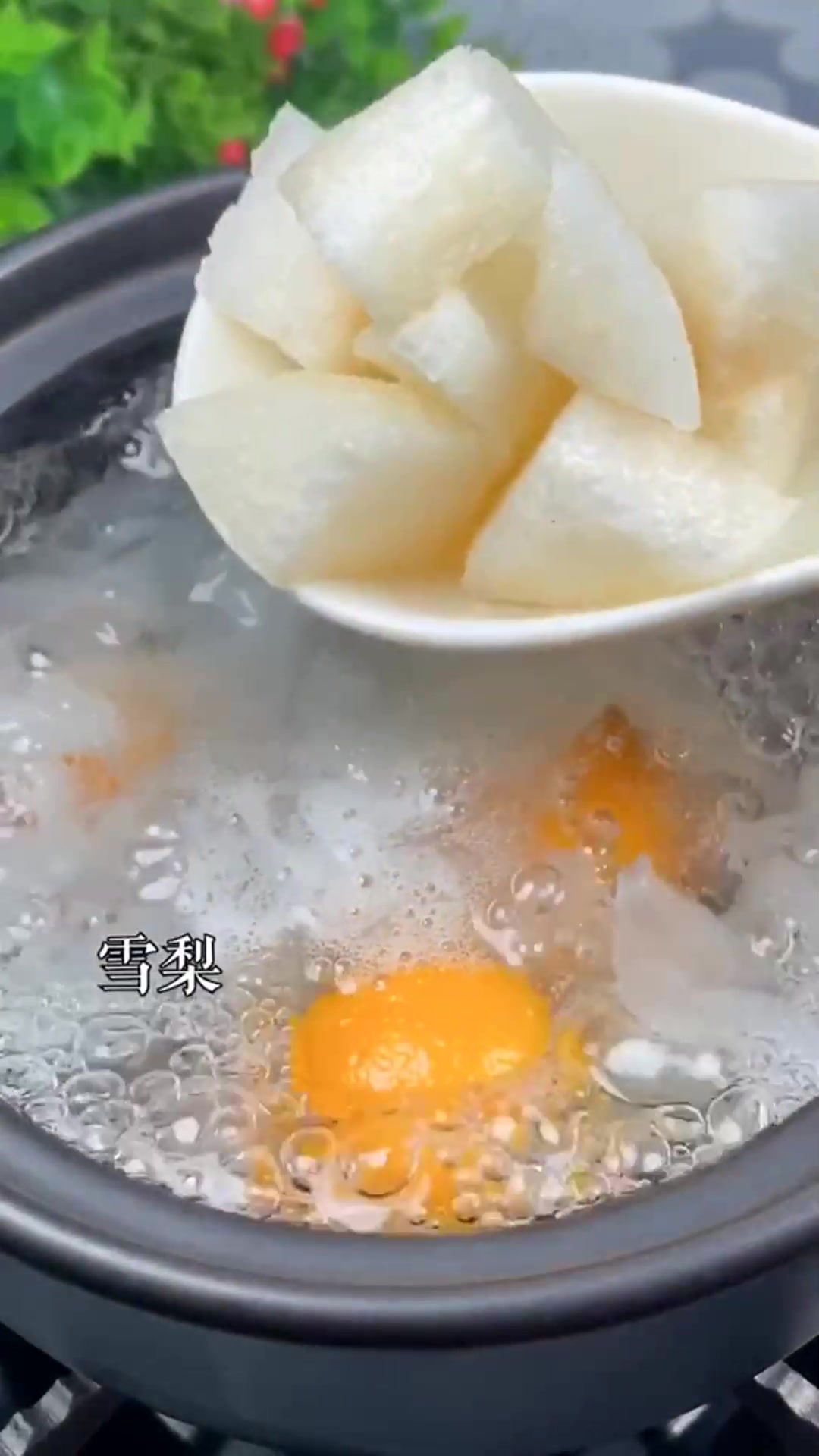 冬季寒冷干燥银耳金桔雪梨汤煮给家人喝好处多滋润燥