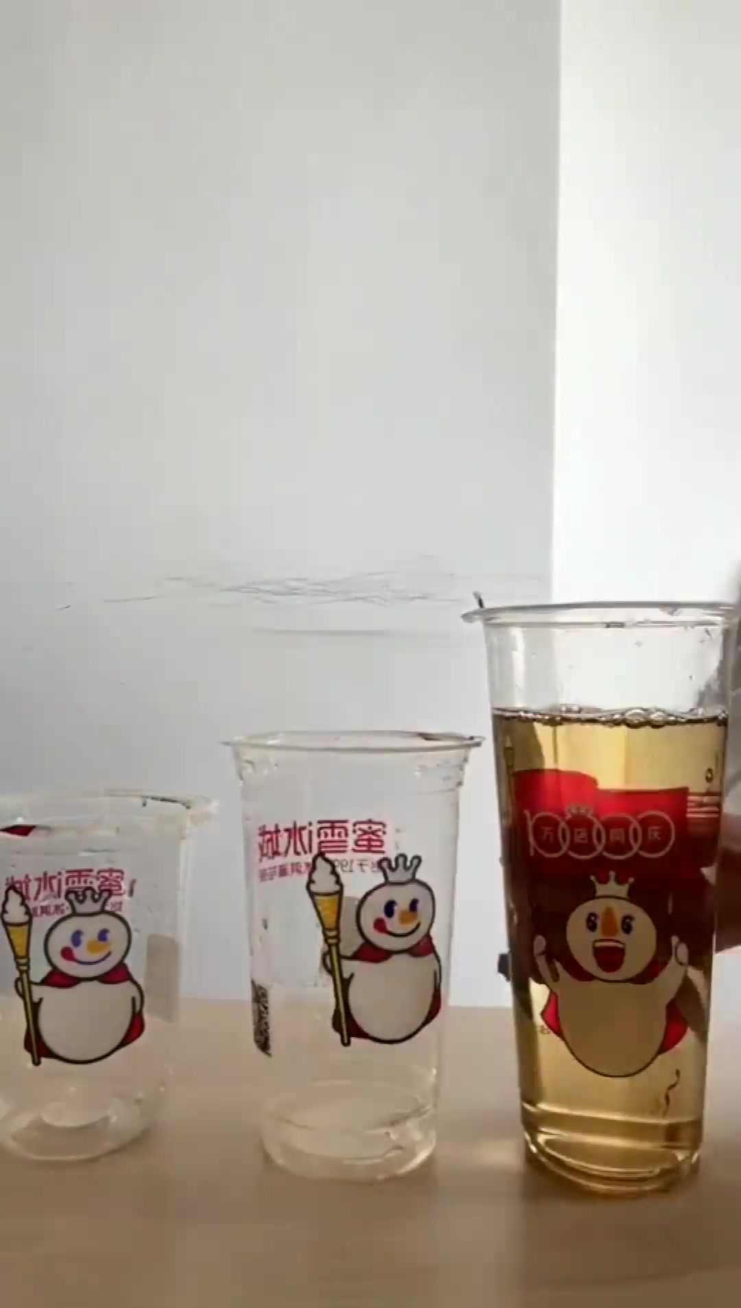 奶茶店杯子的对比,看完接下来这一幕,你还敢买大杯吗?