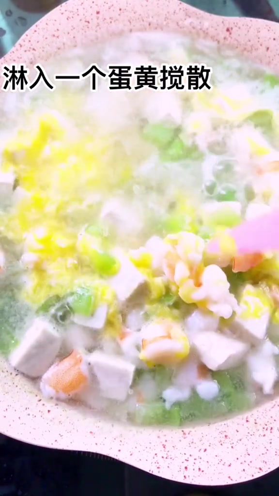 丝瓜豆腐虾仁汤,丝瓜清热去火,还可以化痰,特别适合夏季