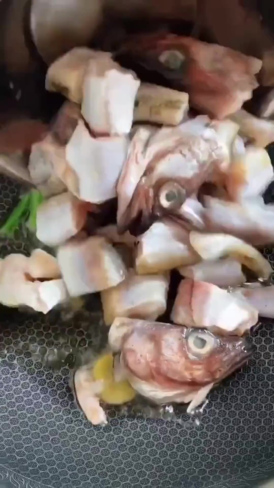 鳕鱼炖豆腐加点辣白菜,没想到这么好吃