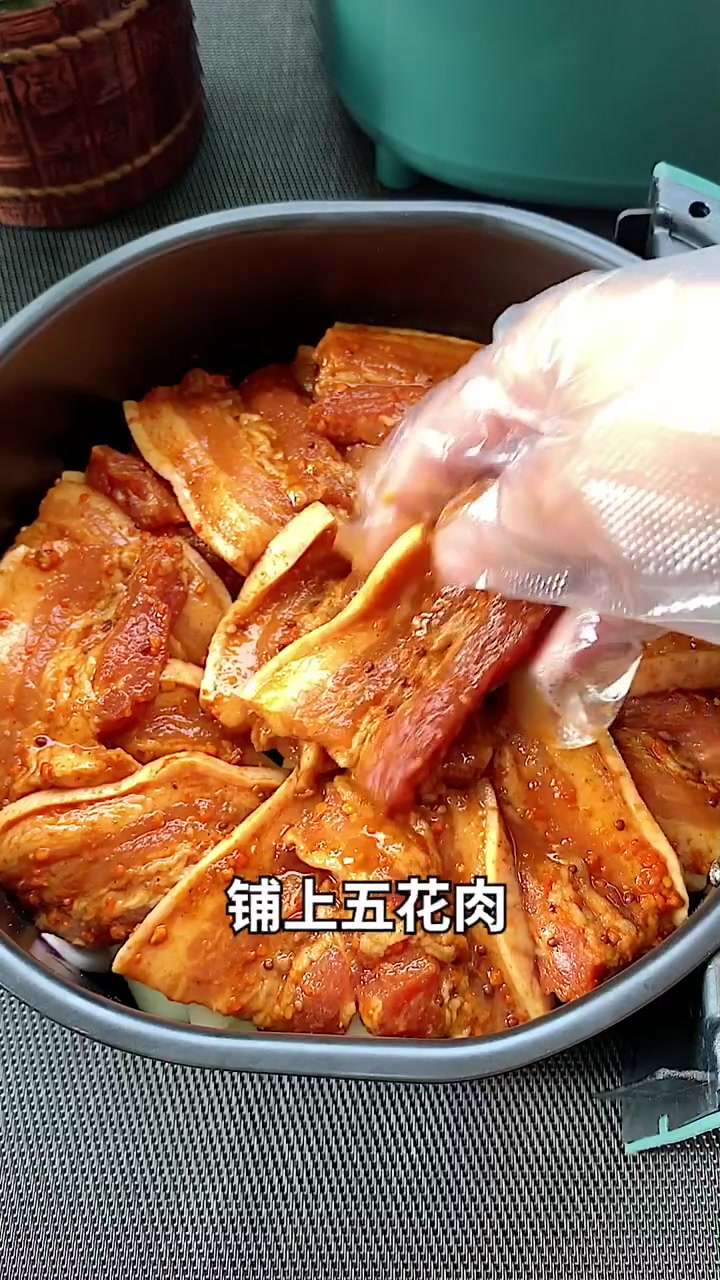 烤花肉做法来啦,这样做油滋滋的,包着生菜更是美味