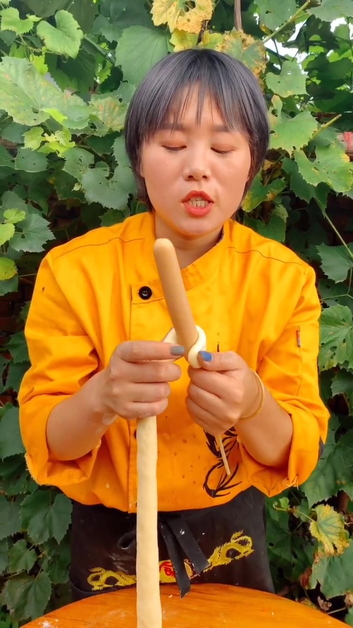 妹子花样做鸡腿面包,看到最后忍不住惊讶,原来还可以这样做