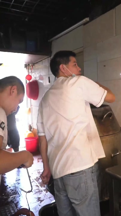 生鸡熟鸭,烧鸭和白切鸡不同,熟就熟,没熟就没熟