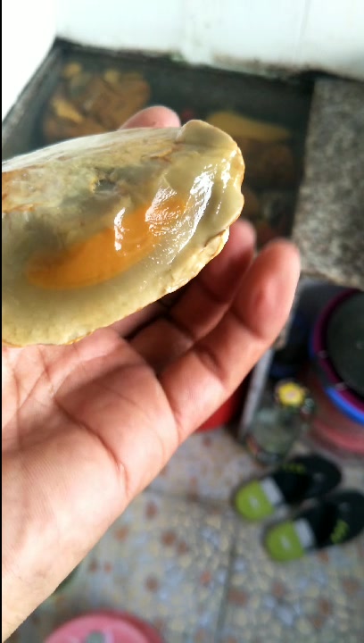 小鸡出壳大家应该有见过,有没有见过鸡蛋黄和鸡蛋清的奇石,