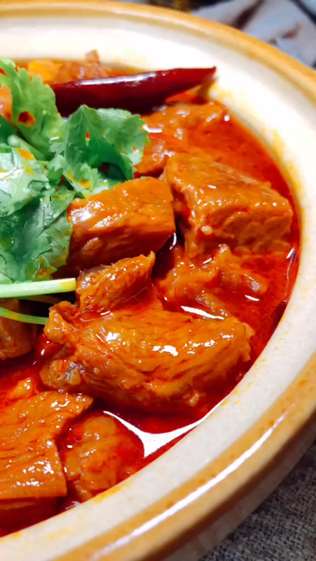 今天做了超级好吃的红烧牛肉拌米饭拌面条都超级搭哦红烧牛肉